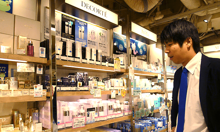 @cosme store ルミネエスト新宿店内にて 写真