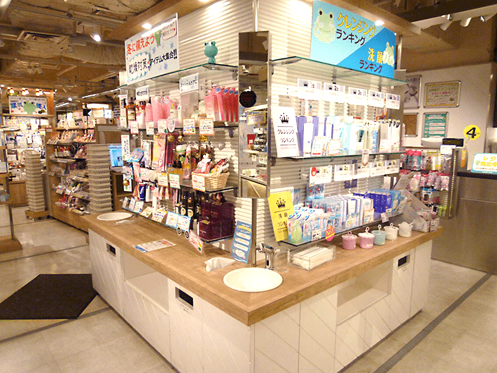 @cosme store ルミネエスト新宿店内にて 写真
