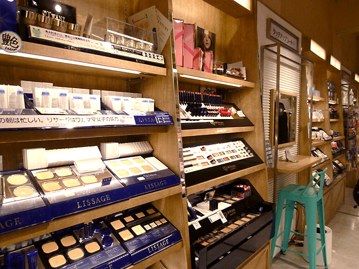 @cosme store ルミネエスト新宿店内にて 写真