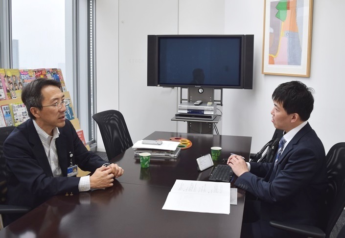 左:牧田室長 右:アナリスト・佐藤 写真